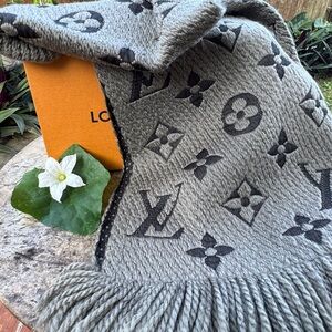 Louis Vuitton Gray and Black Knit Scarf